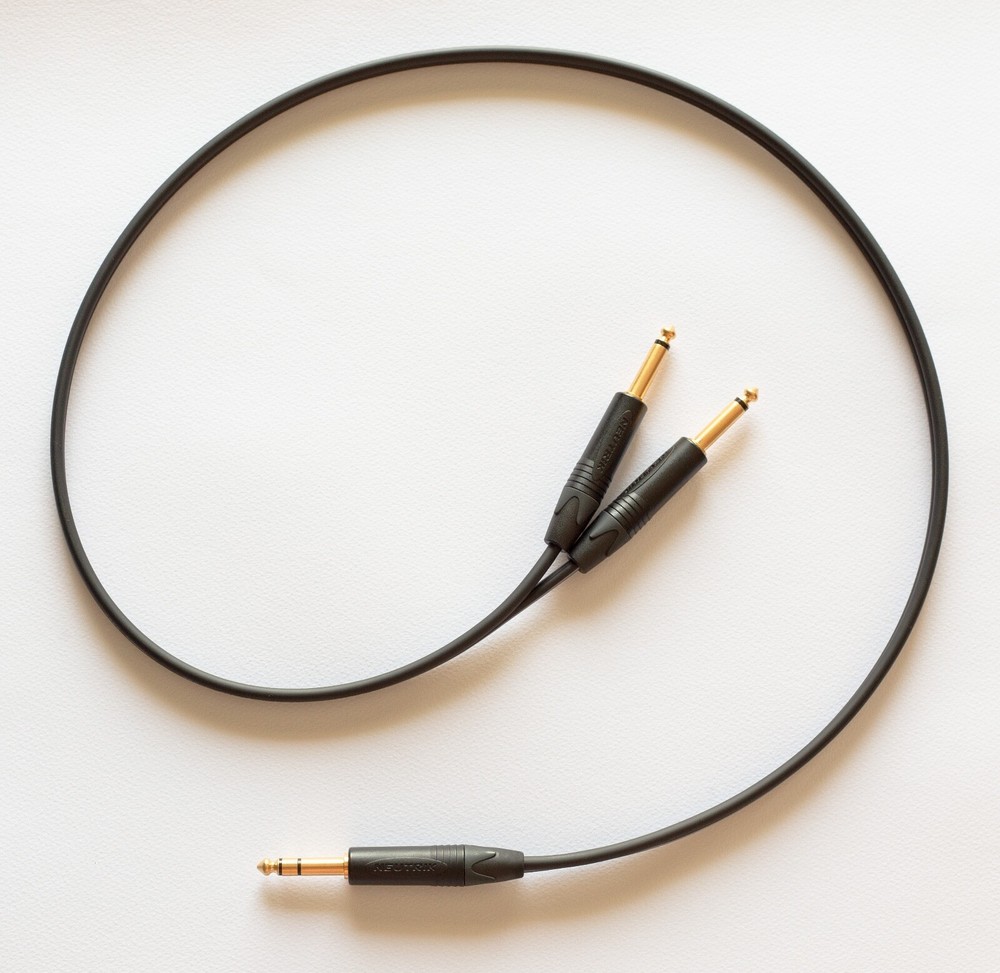 Stereo 6.3mm (1/4“) TRS to Dual 6.3mm 1/4“ TS – Mogami cable w/ Neutrik plugs