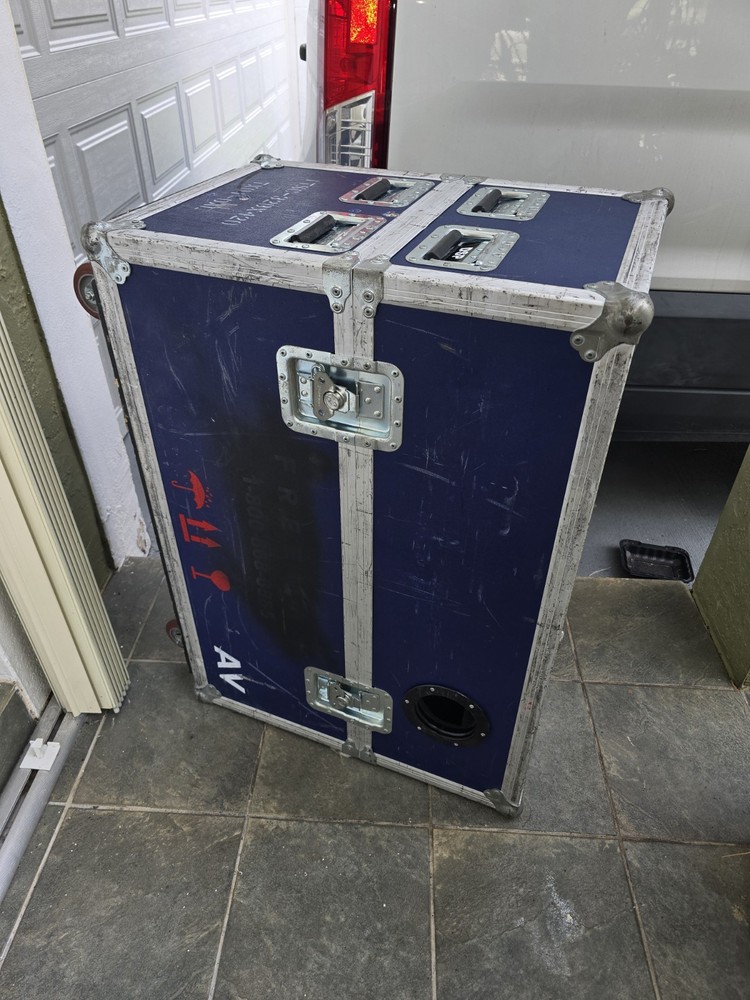 OLYMPIC SONY 32″ MONITOR ROAD CASE, USED, CASTERS AND LOCKS FUNCTIONAL