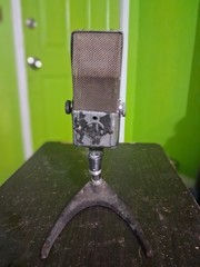 Electro-Voice Velocity Ribbon Microphone Wired Stand Mount Gray