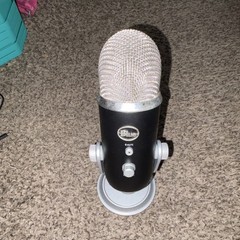 Blue Microphones Yeti USB Condenser Desktop Mic w/ Stand Mute Black/Silver