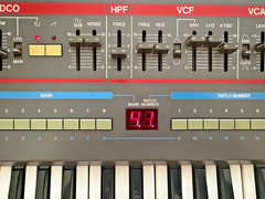 Roland Juno-106 Six-Voice Polyphonic Synth with Hard Case