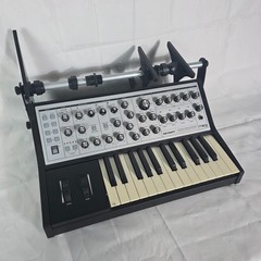 Moog Sub Phatty 25-Key Paraphonic Analog Keyboard Synthesizer – White Black
