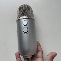 Blue Yeti Professional Multi-Pattern USB Condenser Microphone – Silver No Mount