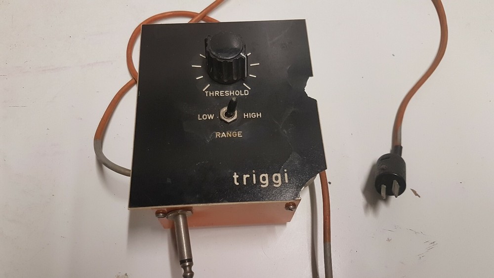 TRESHOLD TRIGGER for MINI MOOG SYNTHESIZER