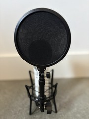 Rode Podcaster USB Microphone White + Shock Mount with Detachable Pop Filter