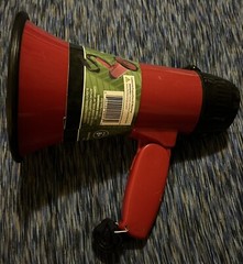 NEW – Megaphone, Microphone & Siren Modes, „C“ Battery Operated, Foldable Handle