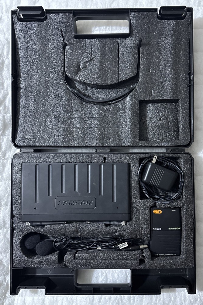 Samson Concert 77 Wireless Diversity System UHF Wireless In Hard Plastic Case