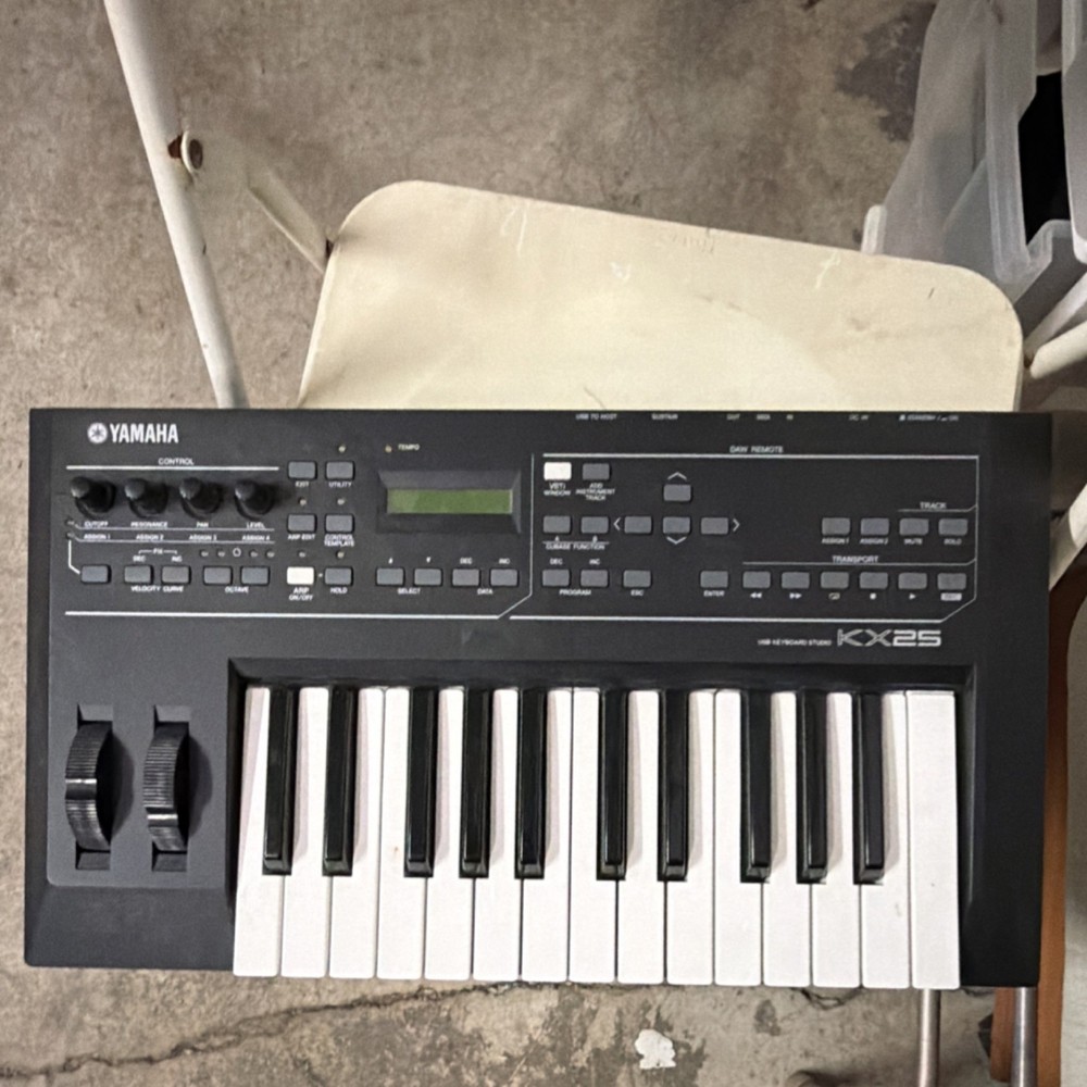 Yamaha KX25 25-Key USB MIDI Keyboard Controller w/ MIDI DIN I/O & DC In