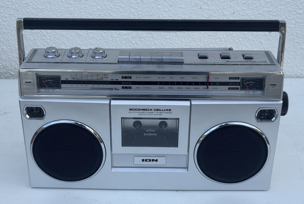 ION AUDIO BOOMBOX DELUXE RETRO AM/FM RADIO BLUETOOTH CASSETTE PLAYER iSP1128