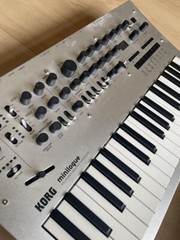 KORG minilogue polyphonic analog synthesizer 4 voices 37 keys 16 step sequencer