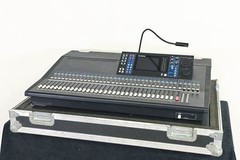Yamaha LS9-32 32-Input Digital Mixing Console with Road Case CG01SF7