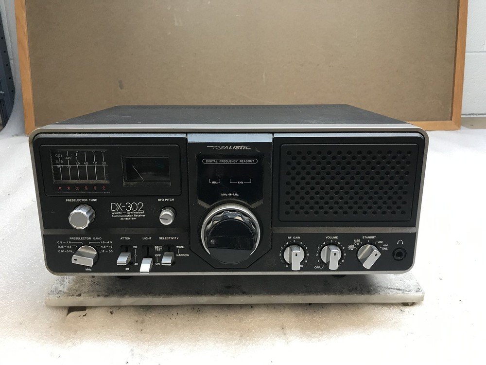 Vintage Realistic DX-302 5 Band CommReceiver Quartz Synthesizer – Read Desc