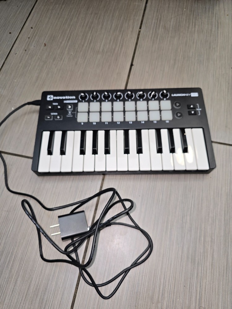 Novation Launchkey Mini MK2 25-Key Midi Keyboard Controller USB used