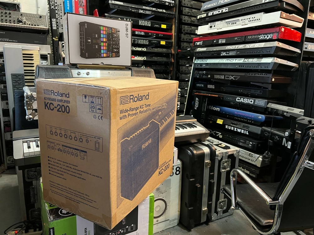 Roland KC200 , KC-200 4-Channel 100w 12″ Keyboard Amplifier amp in box ARMENS