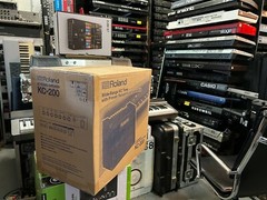 Roland KC200 , KC-200 4-Channel 100w 12″ Keyboard Amplifier amp in box ARMENS