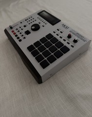 AKAI MPC 2000 XL- MCD – EB16 EFFECTS – 8 OUTPUTS – 32 MB RAM Fully Refurbished