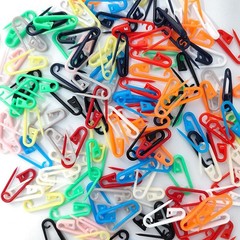 200PCS Color Plastic Safety Pin 2.3 cm Black and Red Yellow 8205