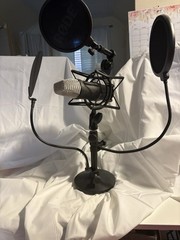 Rode NT1 Signature Series Large-Diaphragm Condenser Microphone – Black