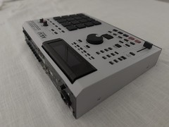 AKAI MPC 2000 XL- MCD – EB16 EFFECTS – 8 OUTPUTS – 32 MB RAM Fully Refurbished