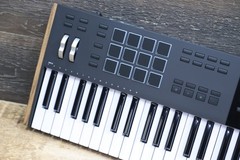 Arturia KeyLab 61 Mk3 Universal MIDI Controller 61-Note Semi-Weighted w/Box
