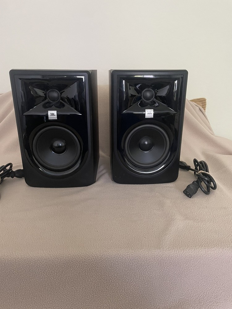 JBL 3 Series 305p MKII Powered Monitor Single Speaker & Power Cords