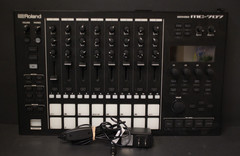(RI1) Roland MC-707 GROOVEBOX Sampler Sequencer 8 Tracks