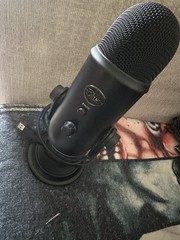 Blue Yeti Professional Multi-Pattern USB Condenser Microphone – Blackout (READ)