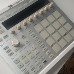 Native Instruments Maschine MK2 White Sampler & Sequencer Controller, 16 Pads