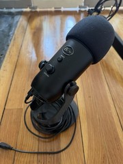 Blue Microphones Yeticaster Professional Broadcast Kit – Black