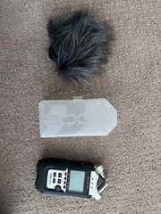 Zoom H4n Pro Handy Recorder w Case, Manual Noise cancelling Portable