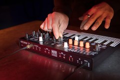 Arturia – MicroFreak Synthesizer Keyboard – 25-Key Hybrid Synth with Black