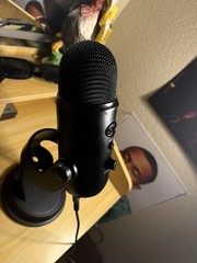 Blue Yeti Professional Multi-Pattern USB Condenser Microphone – Blackout (IL/…