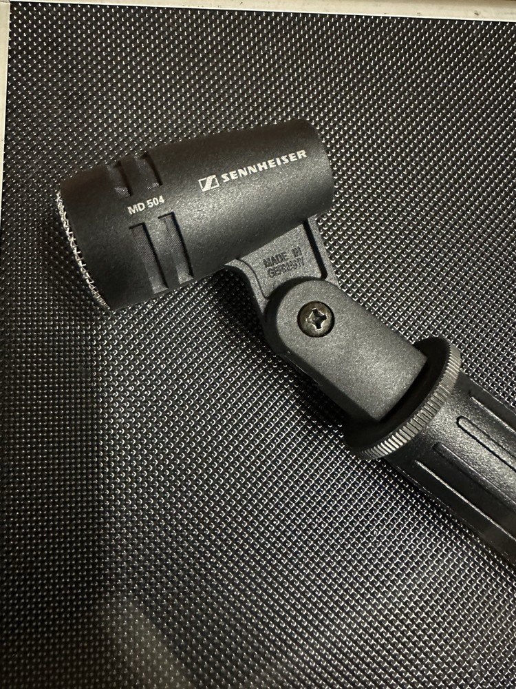 Sunnheiser MD504 Microphone With LP (Latin Percussion) Claw