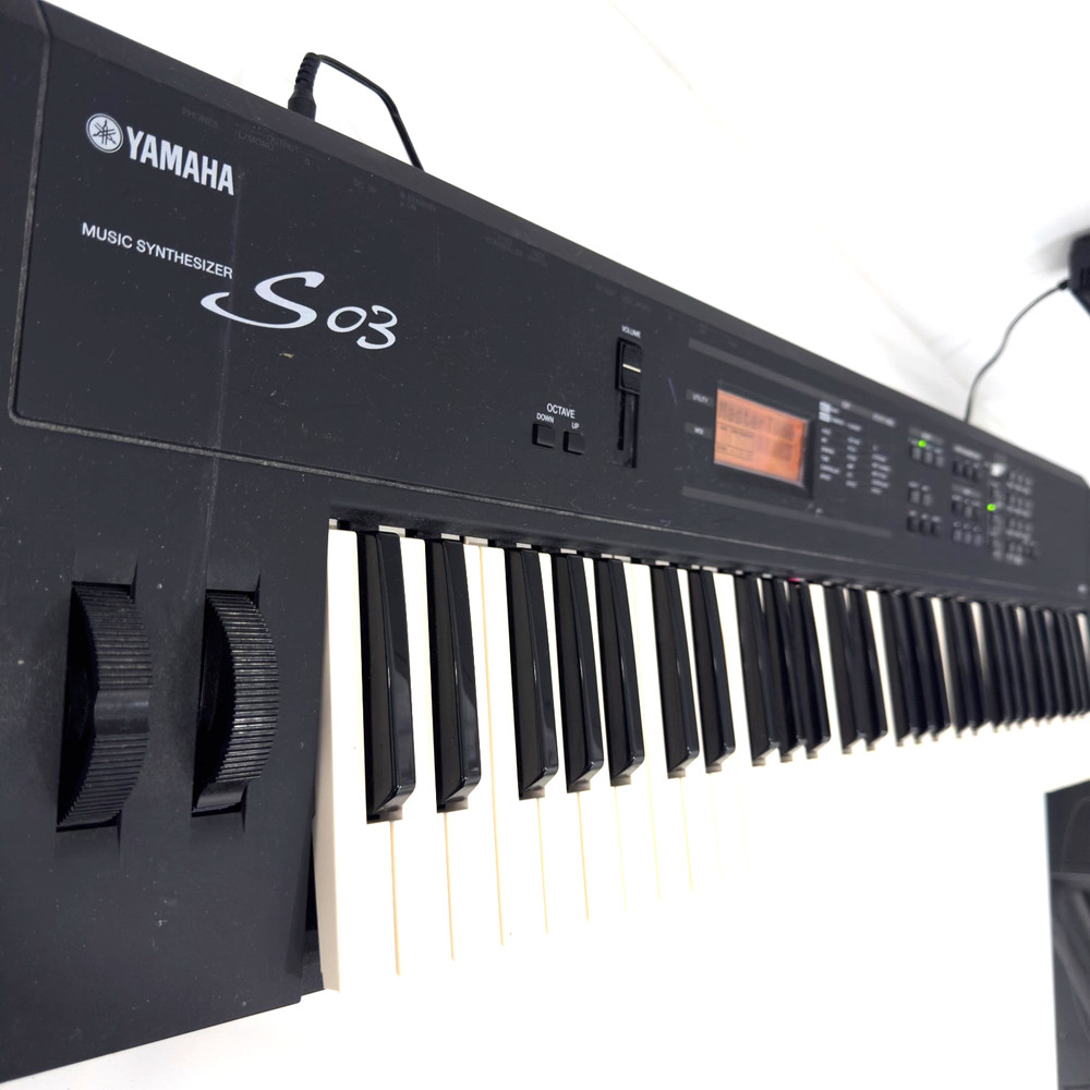 Yamaha S03 61 keys workstation synthesizer, very clean