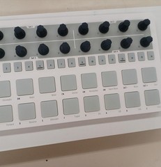 ARTURIA BeatStep Pro Controller & Sequencer w/ Cable Works Well Tested TB01 2.5
