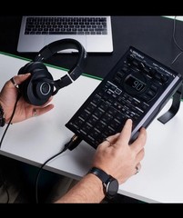 Sound Addicted Stand for Roland SP–404 MKII | 25° Tilt