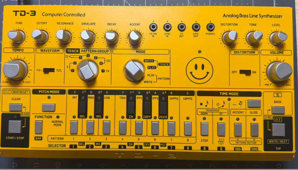 Behringer TD-3-AM Analog Bass Line Desktop Synthesizer – Yellow…