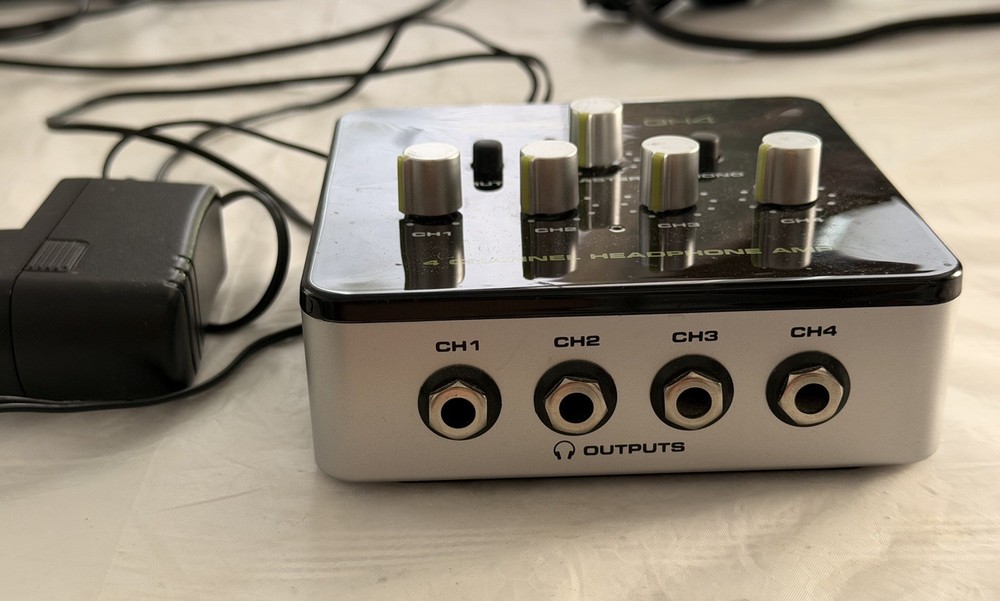 Samson QH4 4-Channel Headphone Amp TRS In 4 Out w/ Power Adapter Black/Silver