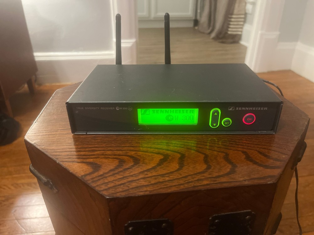 SENNHEISER EW 300 G2 WIRELESS RECEIVER B BAND, 626-662 MHz W/ANTENNAS & SUPPLY