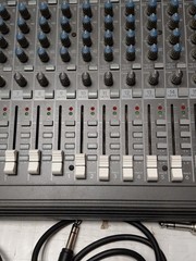 Mackie CR1604-VLZ 16-Channel Mic/Line Mixer Phantom Power