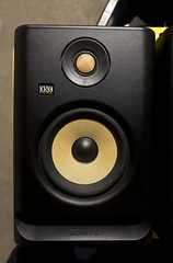 KRK ROKIT 5 G4 5″ 2-Way Active Studio Monitors w/ Isolation Pad & Cables (Pair)