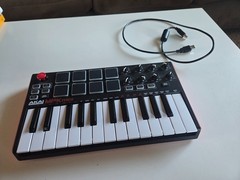 Akai MPK Mini 25 Key Electronic Keyboard – Black/Red/White – Excellent condition
