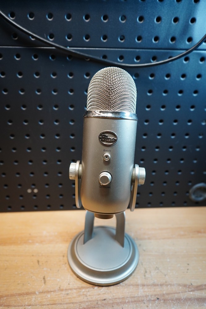 (I) Blue Yeti USB Condenser Microphone 988-000103 Silver – No Cable