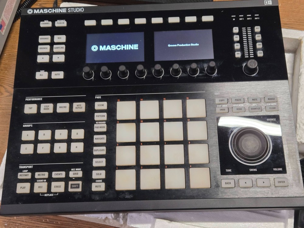 MASCHINE STUDIO BLACK HW with Accessories & Adapter – FREE SHIPPING!