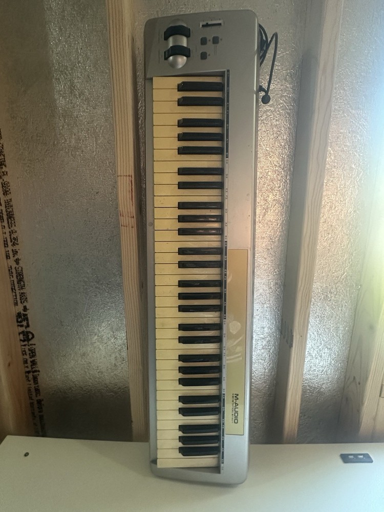 M-AUDIO Keystation 61es 61-Key Semi-Weighted USB MIDI Controller