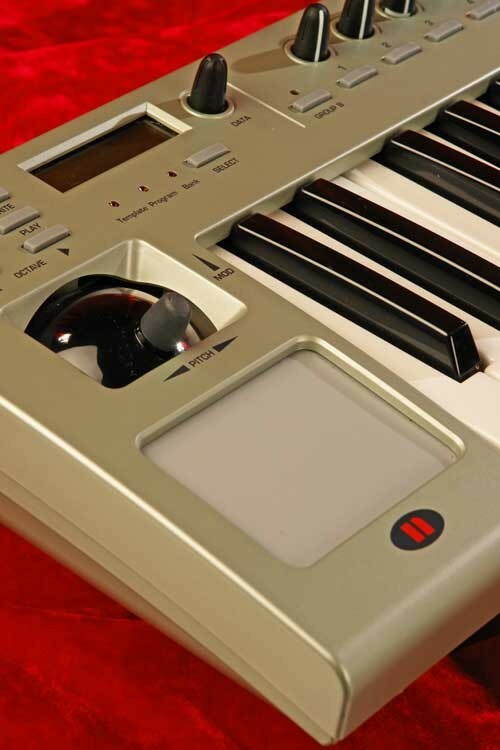 NOVATION REMOTE 25 LE Keyboard Controller USB MIDI Touchpad & Joystick