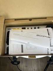 Zoom V6 Vocal Processor & Microphone Set