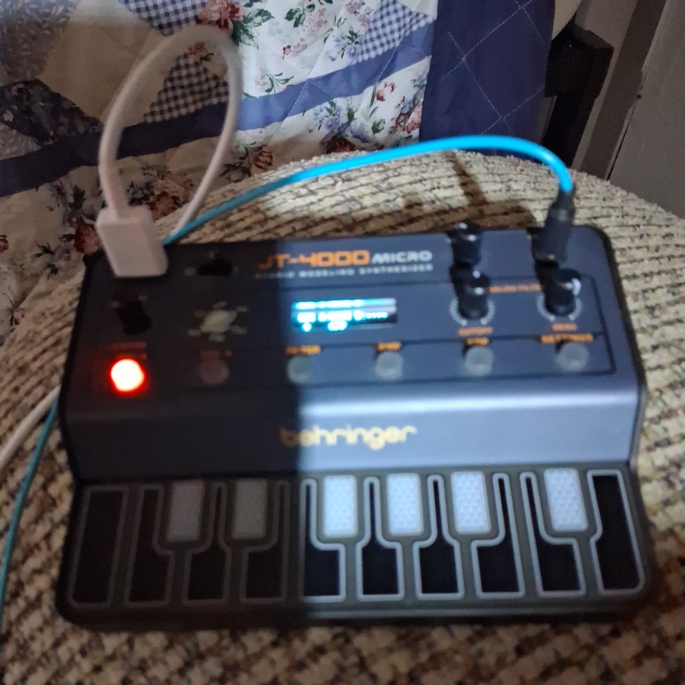 Behringer JT-4000M MICRO 16-Key 4-Voice Hybrid Modeling Synthesizer