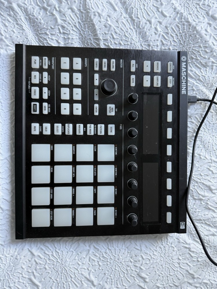 Native Instruments Maschine MK2 Black – Drum Machine – Used But Good Condition