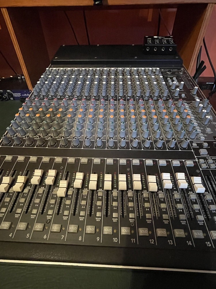 Mackie Onyx 1640i 16-Channel Firewire Mixer (w/ Hard Mixer case)